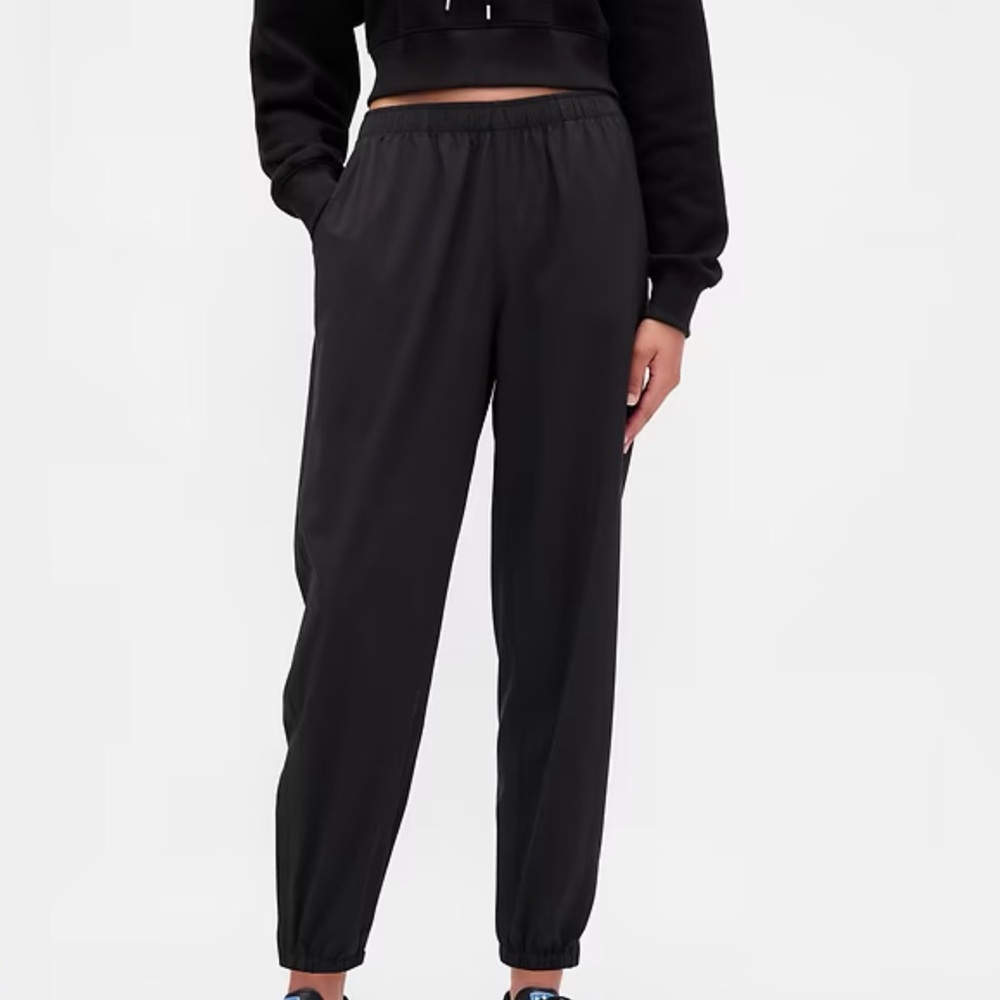 GapFit Tech versatile Pleated Joggers
Black- Lg pull up, no zippers or buttons